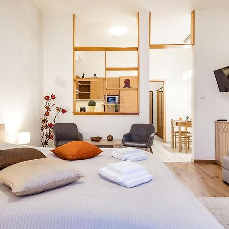 Downtown Charm With Balcony And Garden View Appartement Boedapest Buitenkant foto