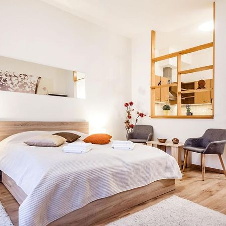 Downtown Charm With Balcony And Garden View Appartement Boedapest Buitenkant foto