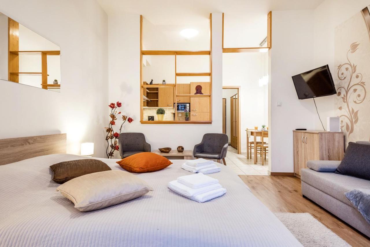 Downtown Charm With Balcony And Garden View Appartement Boedapest Buitenkant foto
