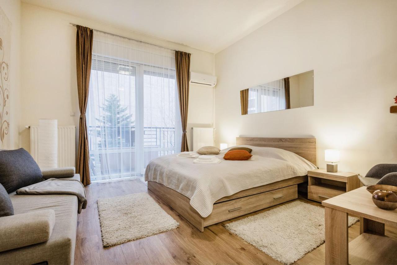 Downtown Charm With Balcony And Garden View Appartement Boedapest Buitenkant foto
