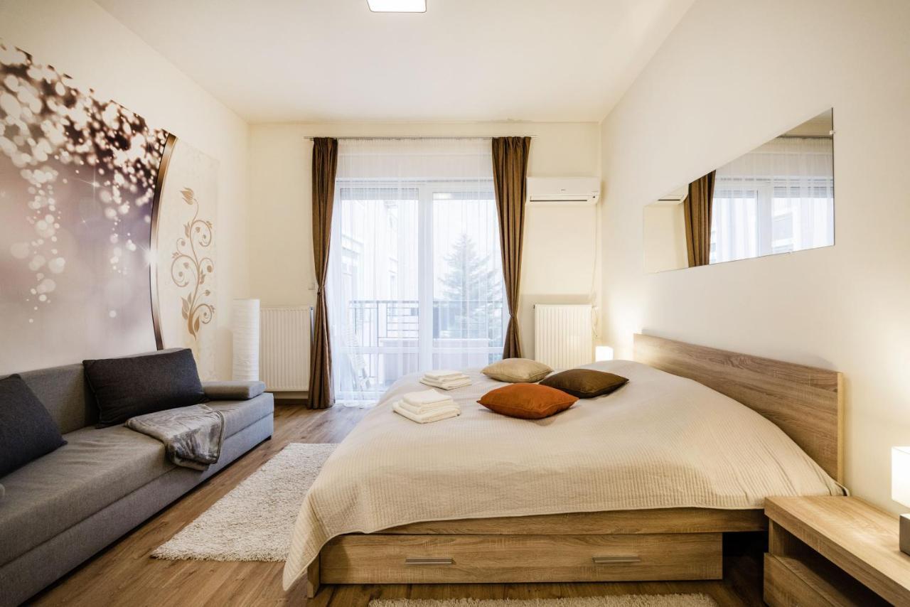 Downtown Charm With Balcony And Garden View Appartement Boedapest Buitenkant foto