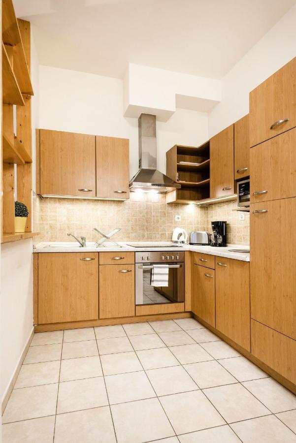 Downtown Charm With Balcony And Garden View Appartement Boedapest Buitenkant foto