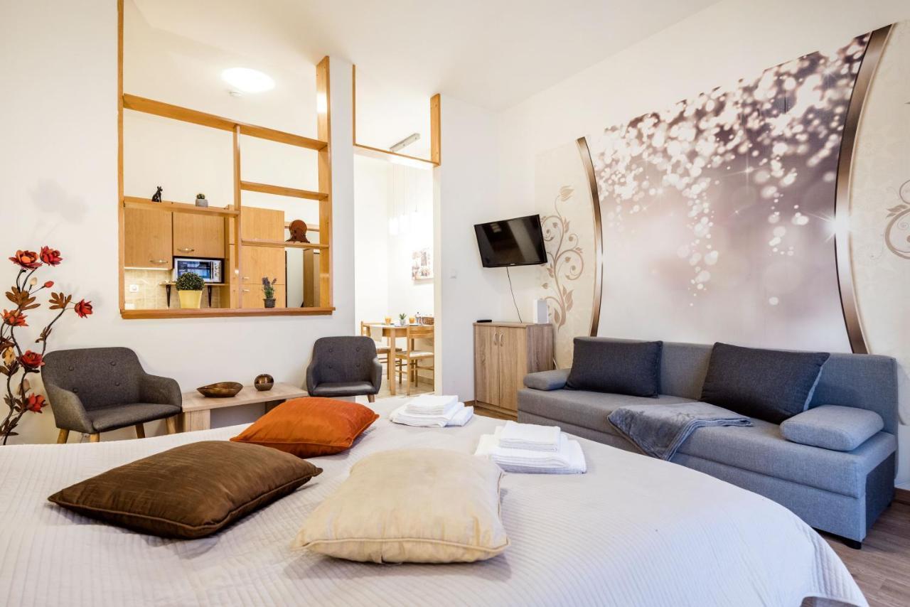 Downtown Charm With Balcony And Garden View Appartement Boedapest Buitenkant foto