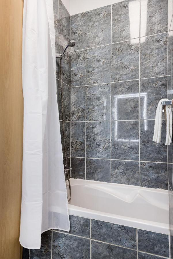 Downtown Charm With Balcony And Garden View Appartement Boedapest Buitenkant foto