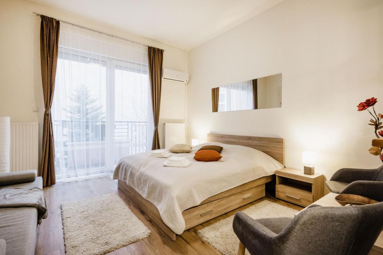 Downtown Charm With Balcony And Garden View Appartement Boedapest Buitenkant foto