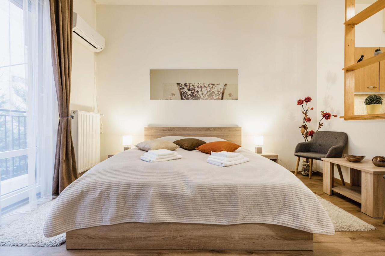 Downtown Charm With Balcony And Garden View Appartement Boedapest Buitenkant foto