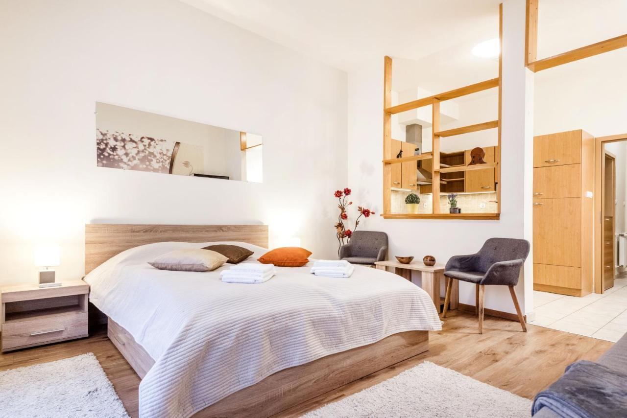 Downtown Charm With Balcony And Garden View Appartement Boedapest Buitenkant foto