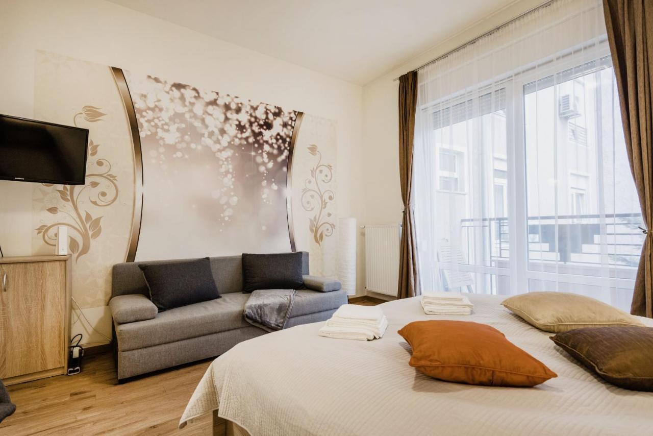Downtown Charm With Balcony And Garden View Appartement Boedapest Buitenkant foto