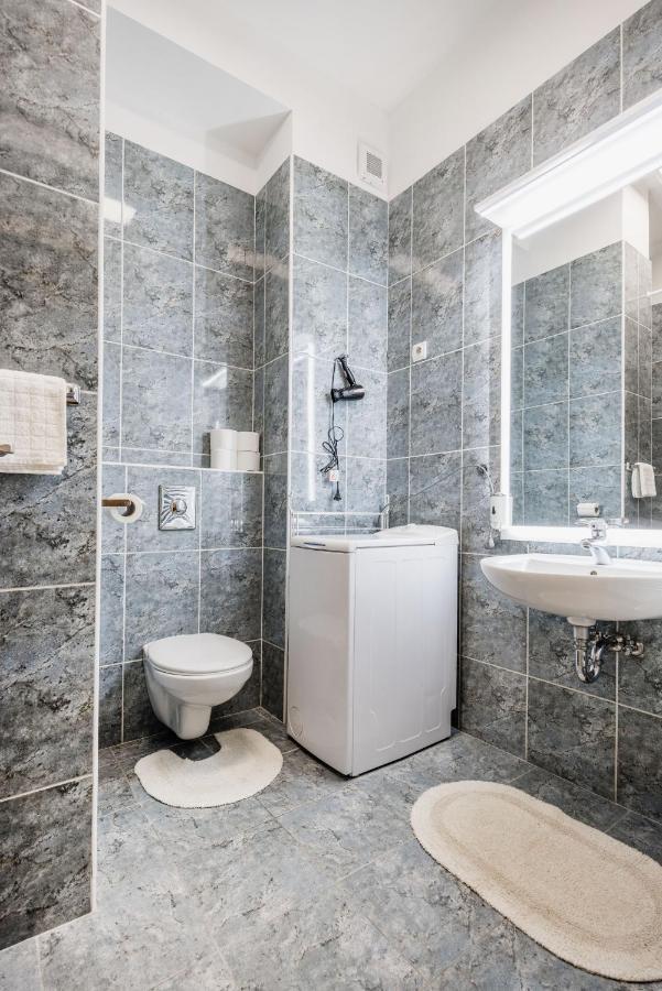 Downtown Charm With Balcony And Garden View Appartement Boedapest Buitenkant foto